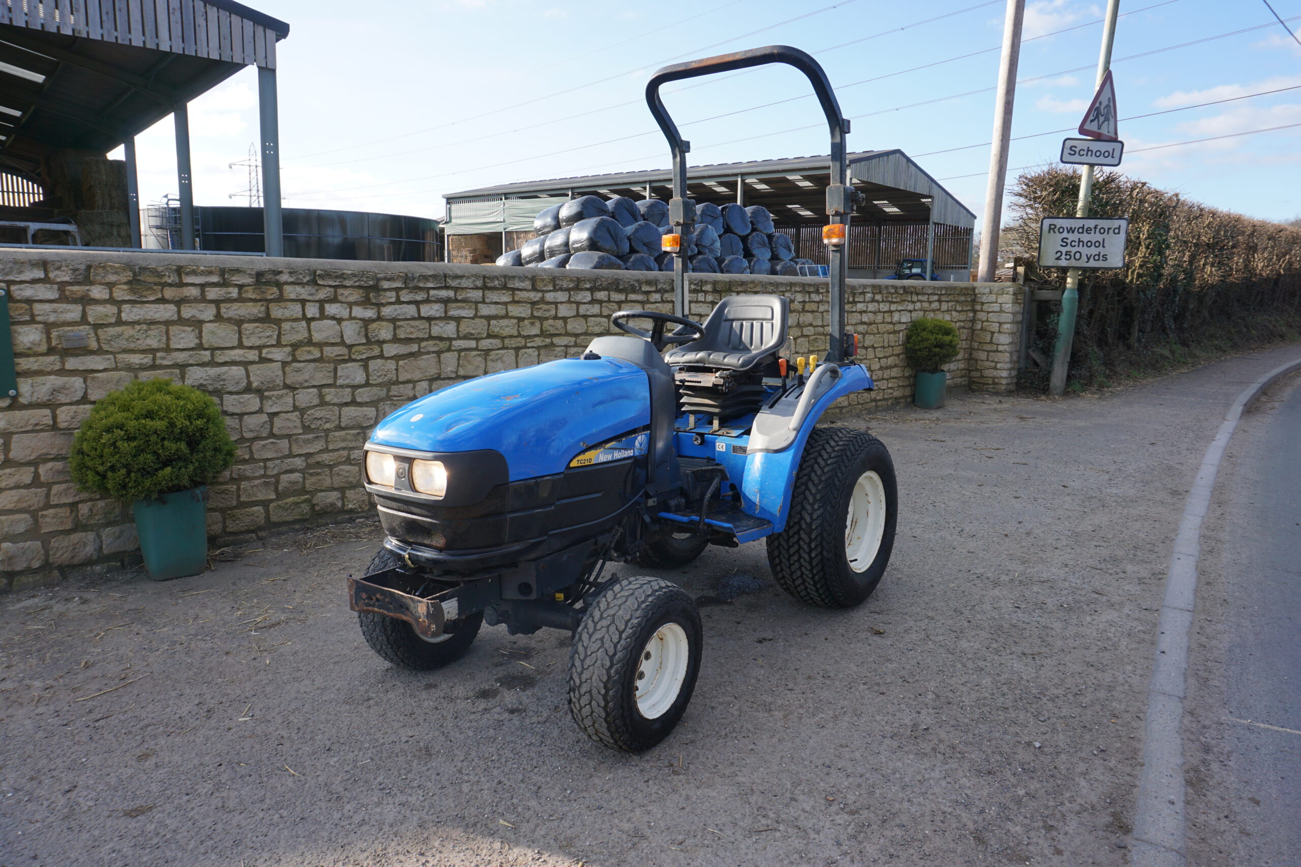 New Holland Tc21d Compact Tractor Small Tractor Garden Tractor Sold Handy Compact Tractors Machinery